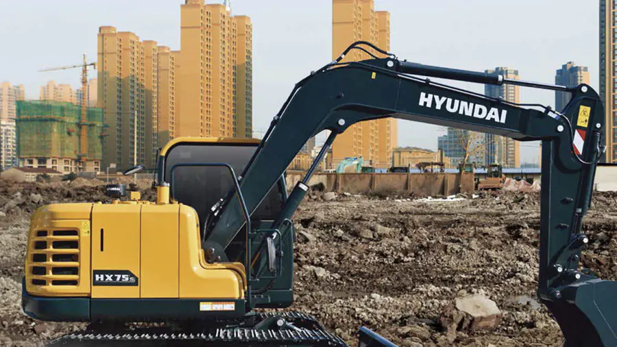 Máy xúc Hyundai cỡ nhỏ làm việc tại công trường