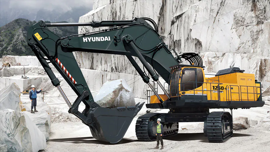Máy xúc Hyundai tiêu hao nhiên liệu khi làm việc tại công trường