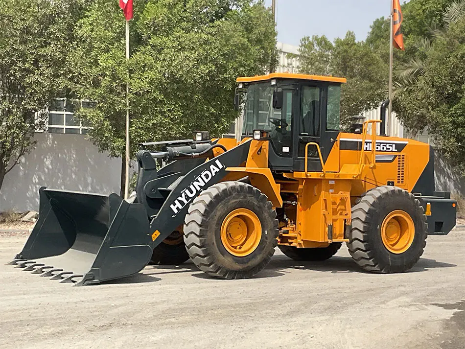 Máy xúc lật Hyundai HL665L