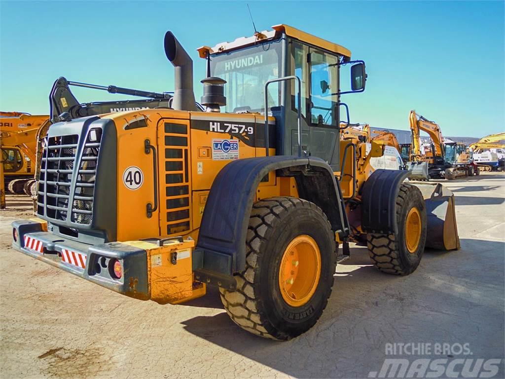 Máy xúc lật bánh lốp Hyundai HL757-9S gầu 2.7m³