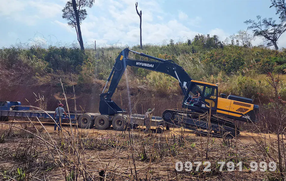 Vì sao máy xúc Hyundai được sử dụng nhiều trong công trình xây dựng Máy xúc Hyundai làm việc trong công trình xây dựng